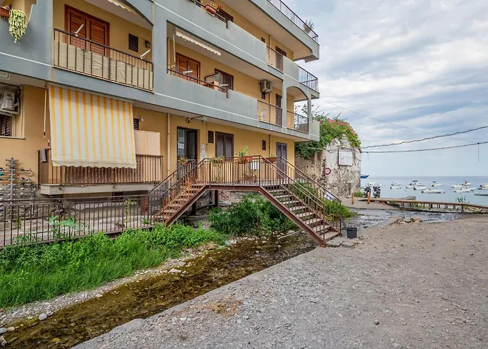 Guesthost - Cozy Beachfront In Taormina! *
